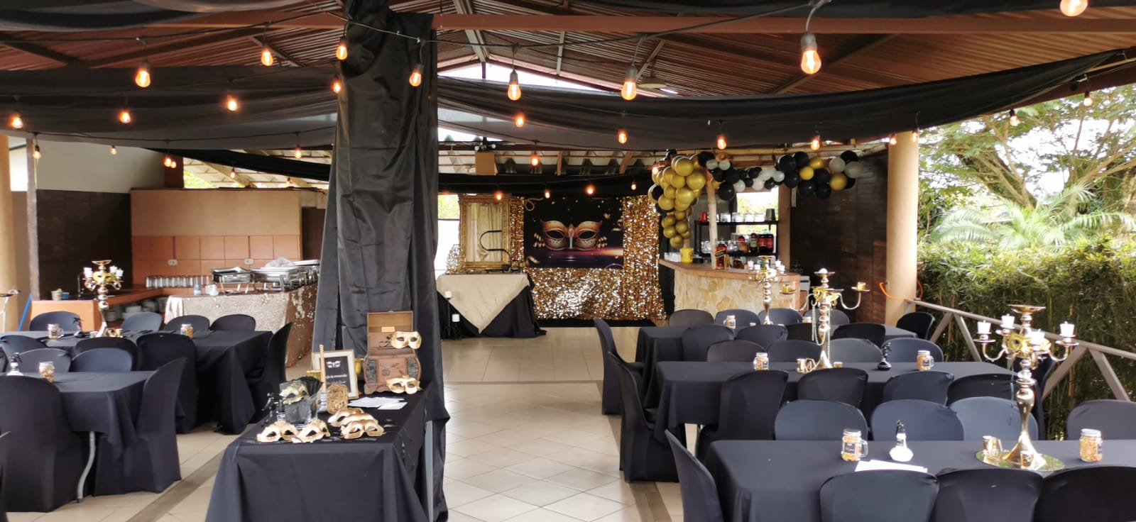 Masquerade dorado y negro — montaje para 50 adultos