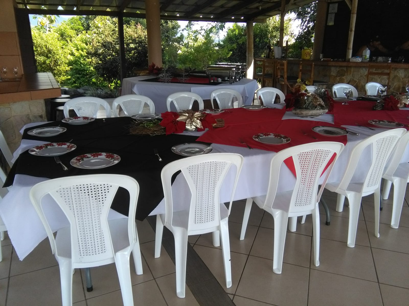 Cena navideña familiar con mantelería roja