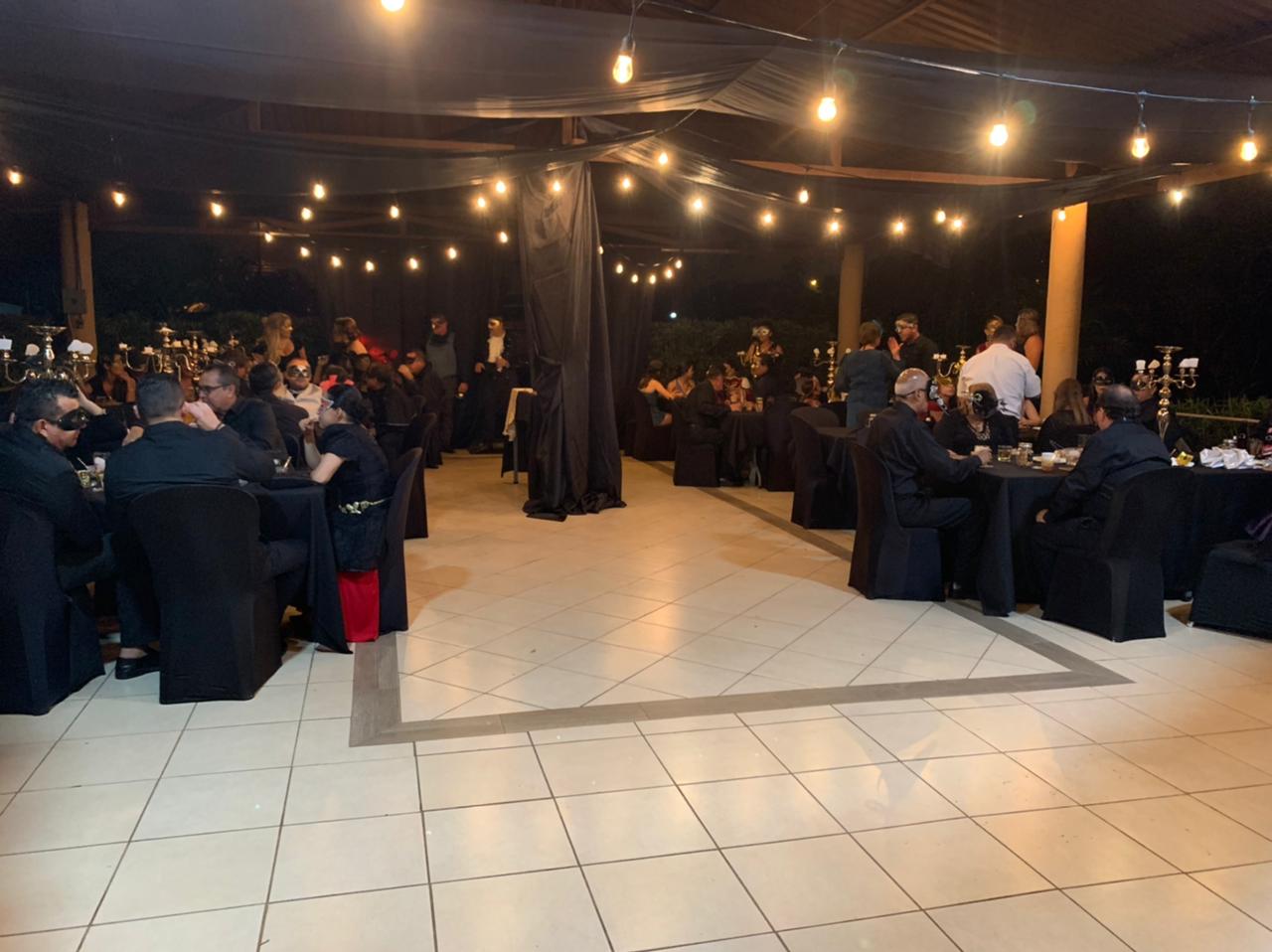 Masquerade en la noche con invitados usando máscaras